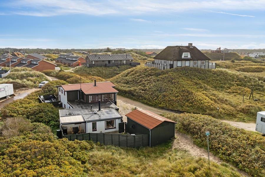 Vejers Strand. Kleines, gemtliches Ferienhaus in erster Dnenkette an der Nordsee. Garten mit Zaun herum.